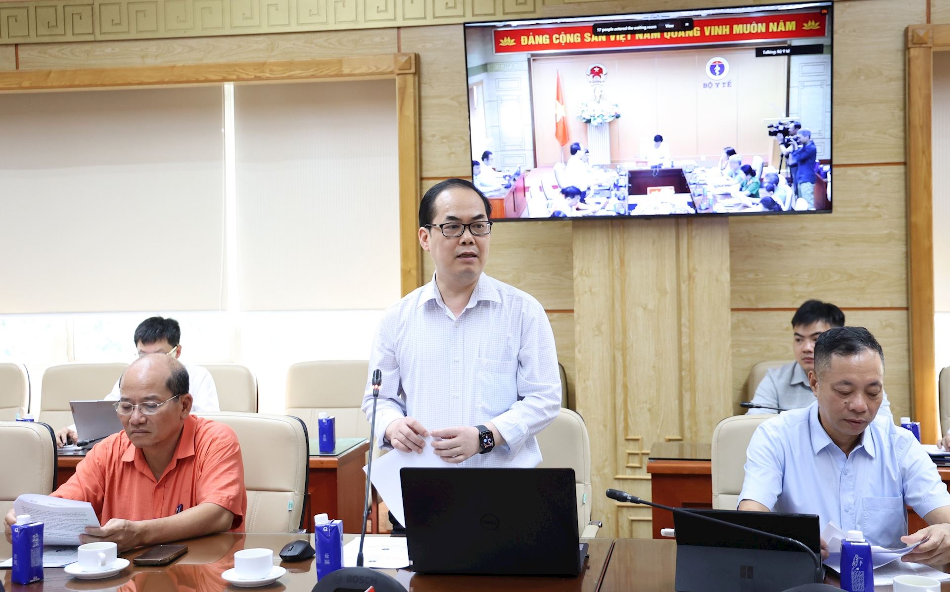 Phó Cục trưởng Cục Quản lý Dược Tạ Mạnh Hùng báo cáo về công tác quản lý chất lượng thuốc, nguyên liệu làm thuốc và đấu tranh phòng chống thuốc giả, thuốc kém chất lượng.