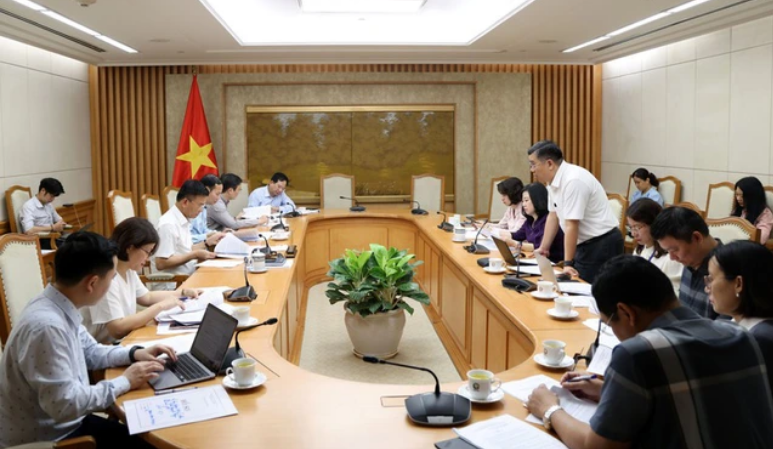 Đại diện các bộ, ngành phát biểu ý kiến tại cuộc làm việc. Ảnh: VGP/Đức Tuân.