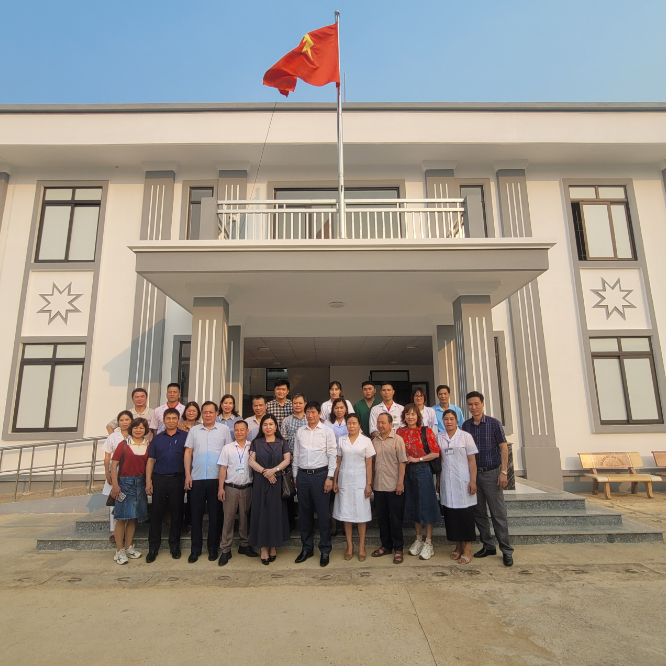 Đoàn công tác Bộ Y tế tại trạm y tế của Sơn La được đầu tư kinh phí xây mới khang trang.