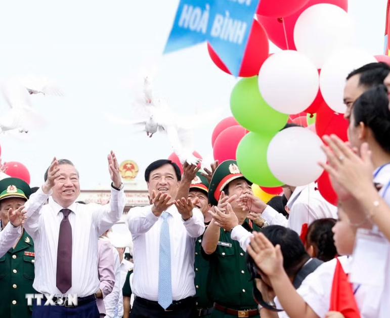 Tổng Bí thư, Chủ tịch nước Tô Lâm và các đại biểu thả chim bồ câu trên cầu Hiền Lương - Ảnh: TTXVN