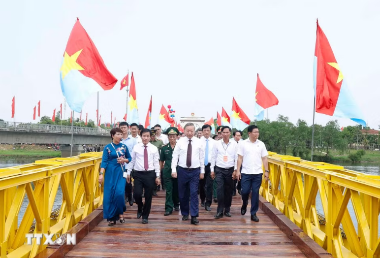 Tổng Bí thư, Chủ tịch nước Tô Lâm và các đại biểu trên di tích cầu Hiền Lương - Ảnh: TTTXVN