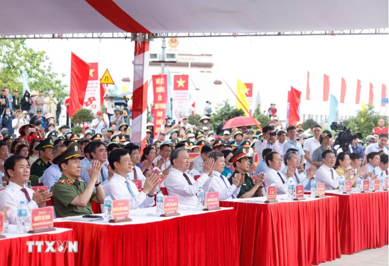 Tổng Bí thư, Chủ tịch nước Tô Lâm và các đại biểu dự Lễ Thượng cờ "Thống nhất non sông" năm 2026 - Ảnh: TTXVN