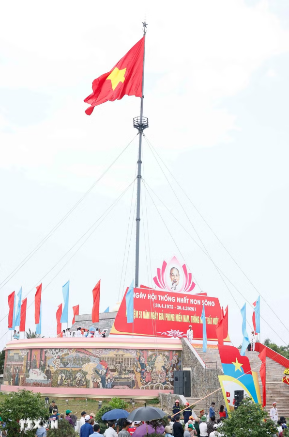 Lễ Thượng cờ "Thống nhất non sông" năm 2026, được tổ chức trọng thể tại Kỳ đài Tổ quốc ở Khu di tích Quốc gia đặc biệt Đôi bờ Hiền Lương-Bến Hải, tỉnh Quảng Trị - Ảnh: TTXVN
