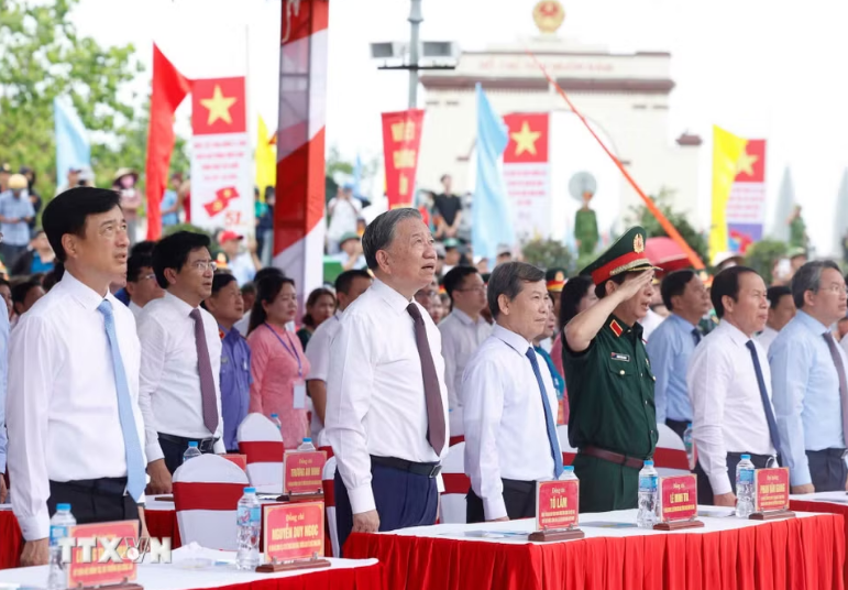 Tổng Bí thư, Chủ tịch nước Tô Lâm và các đại biểu dự Lễ Thượng cờ "Thống nhất non sông" năm 2026 - Ảnh: TTXVN