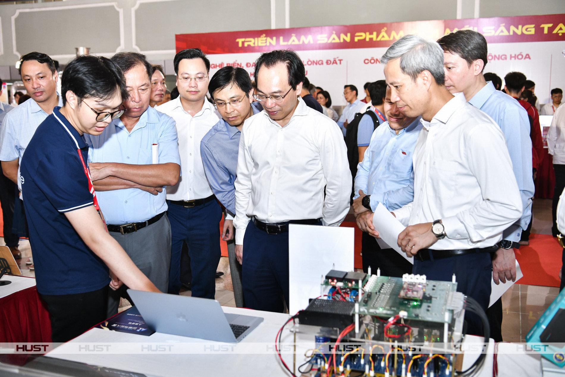 Bộ trưởng GD-ĐT Hoàng Minh Sơn dự triển lãm khoa học tại Lễ khai trương xây dựng Không gian Đổi mới sáng tạo liên ngành với quy mô 10.000 m² của Đại học Bách khoa Hà Nội