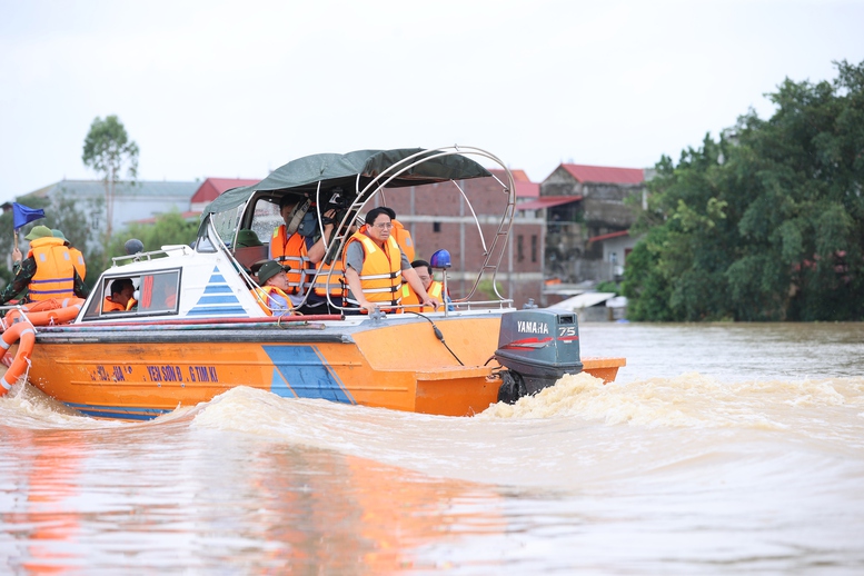 Thủ tướng về xã bị cô lập của Bắc Giang, kiểm tra công tác ứng phó mưa lũ