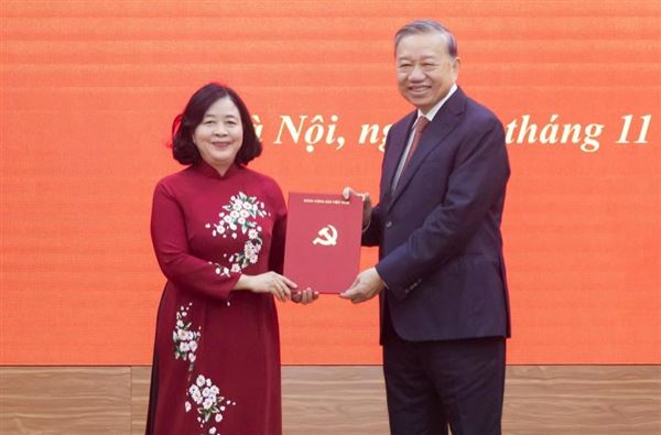 Đồng chí Bùi Thị Minh Hoài tham gia Ban Bí thư, giữ chức Bí thư Đảng ủy MTTQ, các đoàn thể Trung ương