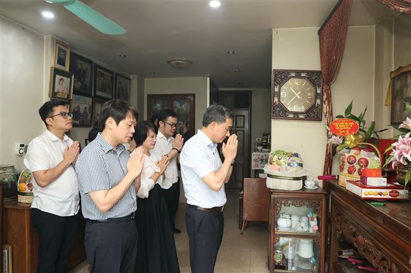 Thứ trưởng Trần Văn Thuấn thăm, tri ân gia đình Liệt sĩ, bác sĩ Đặng Thuỳ Trâm