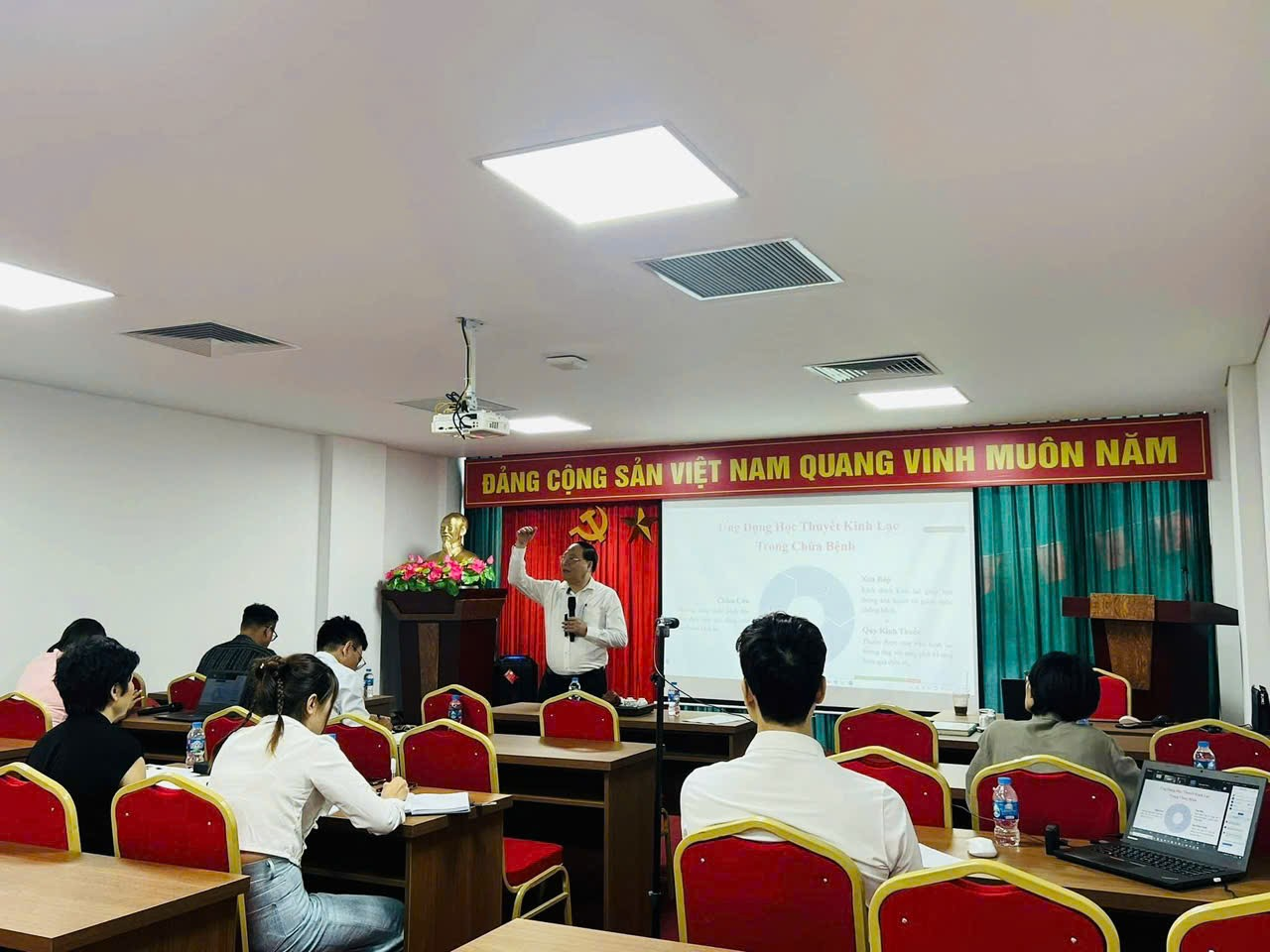 Các thày thuốc Đông y: Truyền nghề, rèn y đức và nâng tầm y thuật