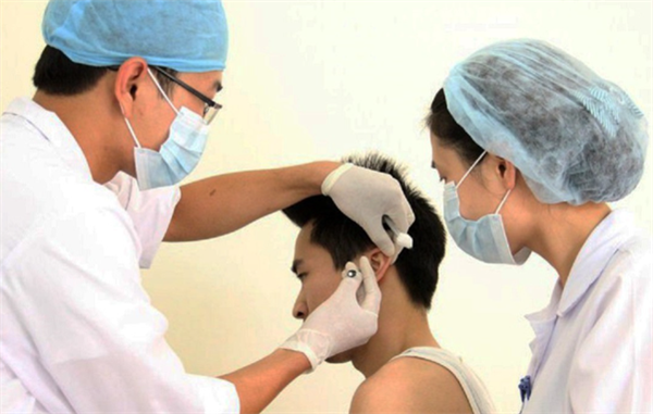 TỪ CHÂM CỨU CHIẾN TRƯỜNG (BATTLEFIELD ACUPUNCTURE) ĐẾN CẤY CHỈ LOA TAI