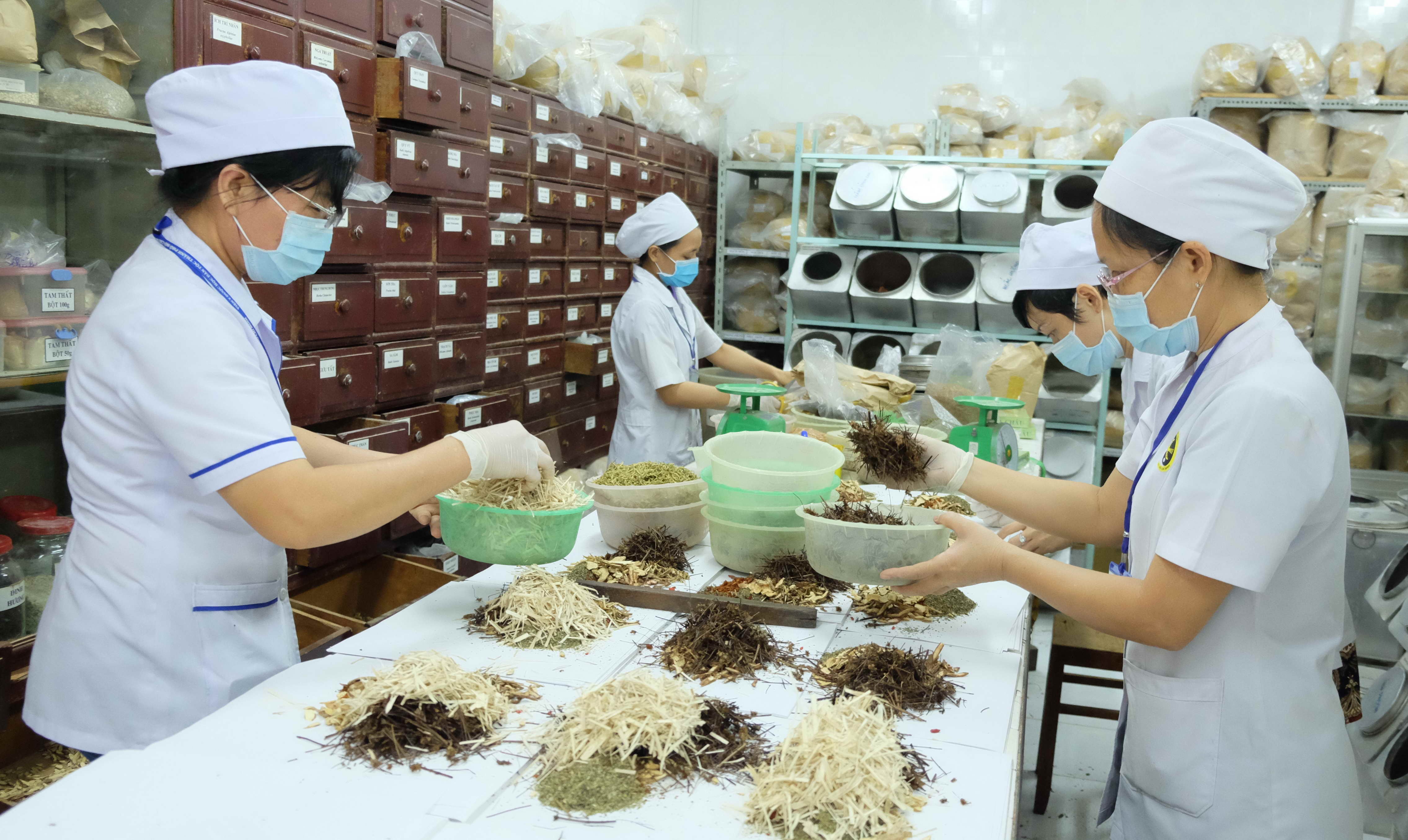 Bộ Y tế nêu quy định thuốc cổ truyền không phải kê đơn