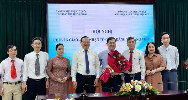 Công bố quyết định chuyển giao tổ chức đảng và đảng viên